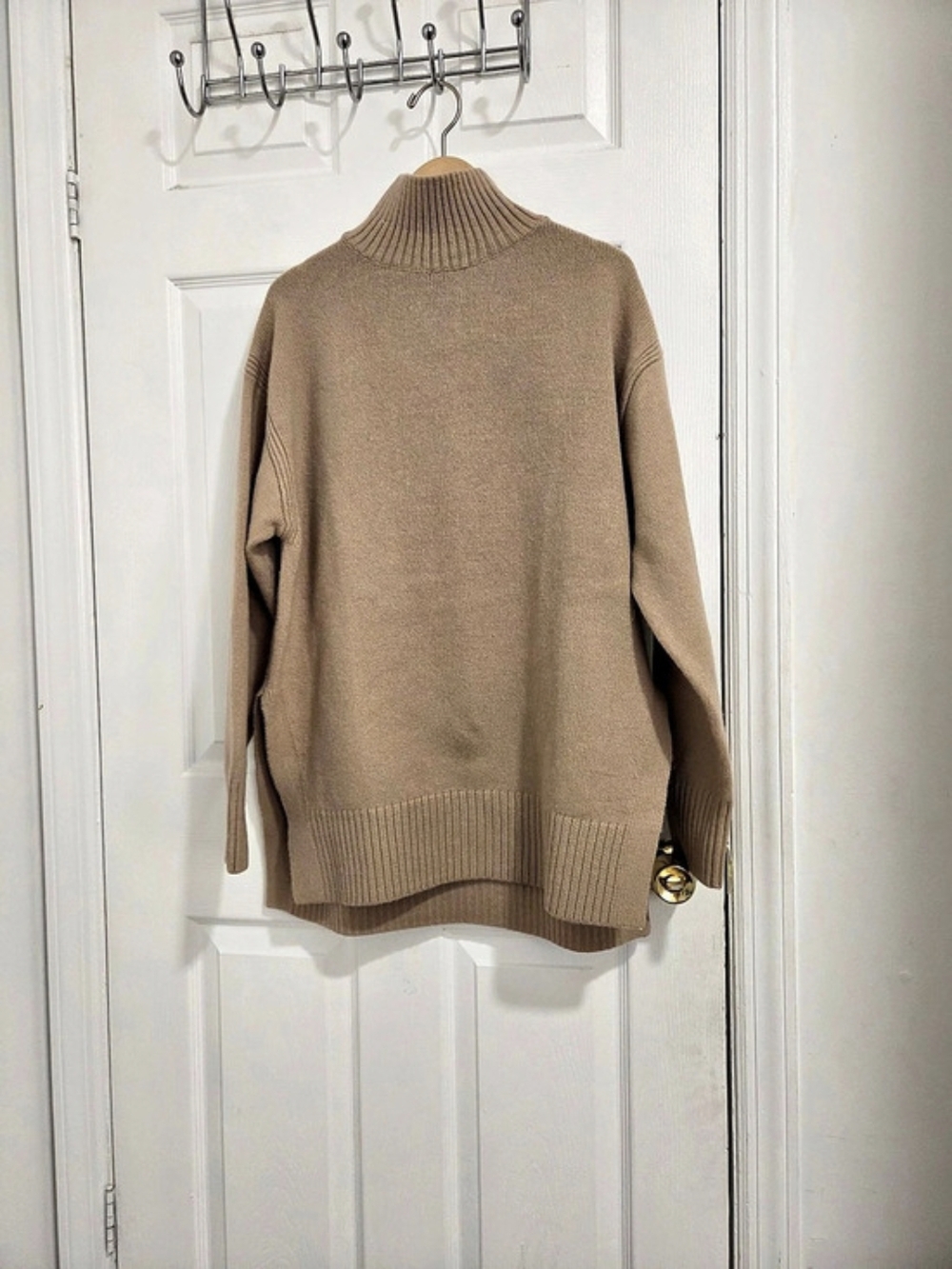H&M  Sweater Turtleneck Sweater in Brown Size Medium Like New